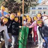 Με τη βοήθεια της Υπηρεσίας Πρασίνου του Δήμου μας, φυτέψαμε ένα δέντρο στην αυλή του σχολείου και αναλάβαμε τη συντήρησή του. 